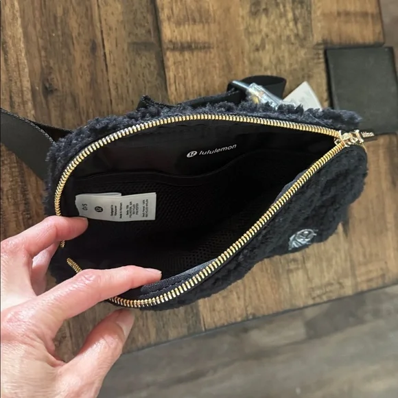 NEW Lululemon Everywhere Belt Bag Black Fleece 1L - Picture 15 of 16